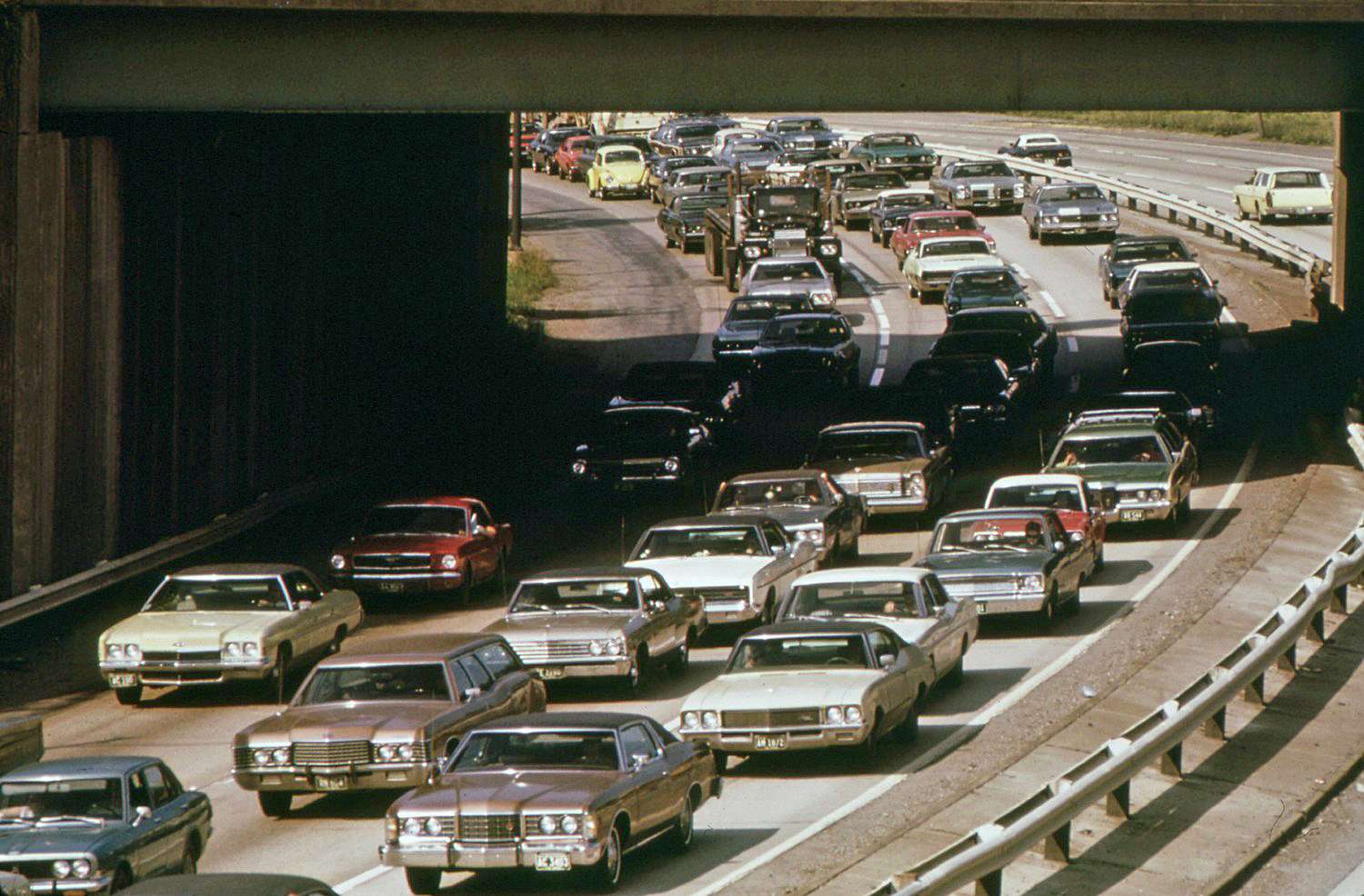 自動車に使われているステンレスの話題を主にそれと関連する車体材質
